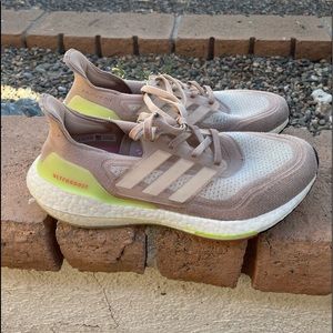 Women’s Adidas Ultraboost 21 Primeblue Running shoes sz 10
